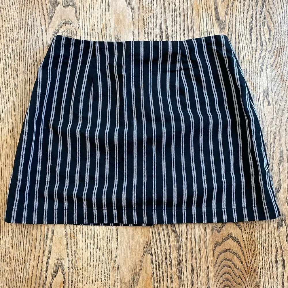 Ivy & Main Black White Vertical Stripe Button Front Mini Skirt Size S Retro Chic - Picture 3 of 7